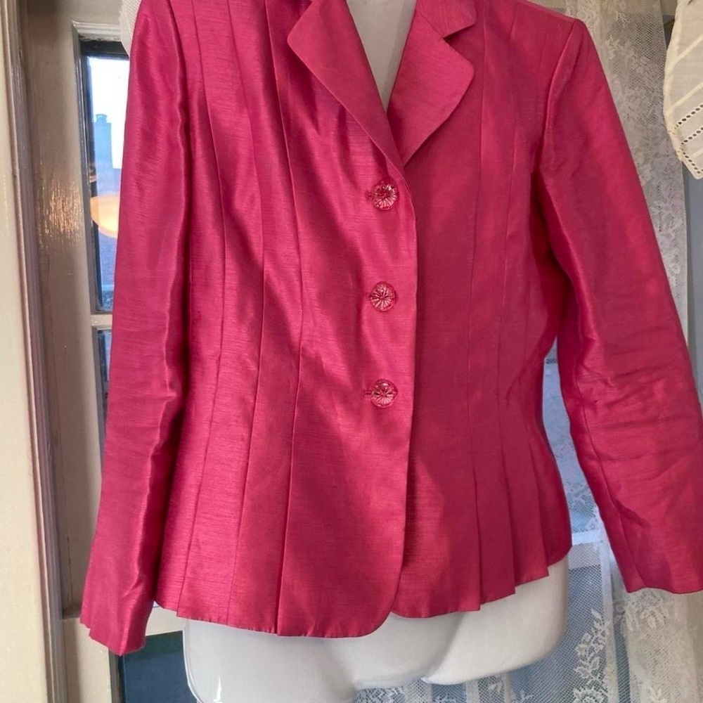 Pink Le Suits Blazer with detailed buttons. Approx S 17in
rose pink